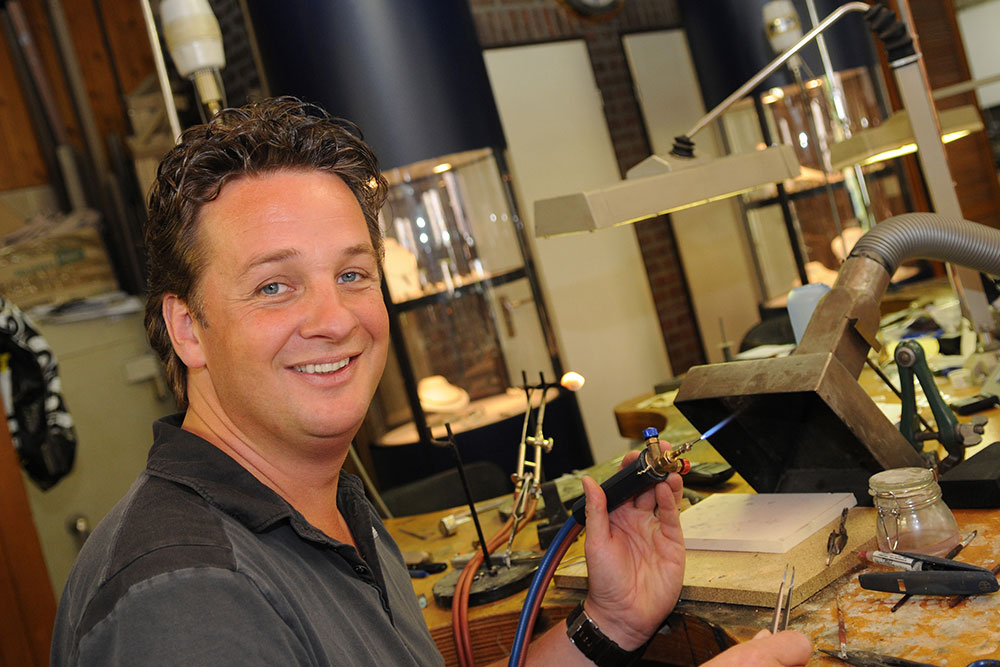 rob verstappen als juweeldesigner in atelier