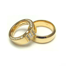 Trouwring met princesse geslepen diamanten