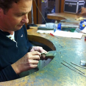Juweeldesigner Rob Verstappen is bezig met het afwerken van de hanger