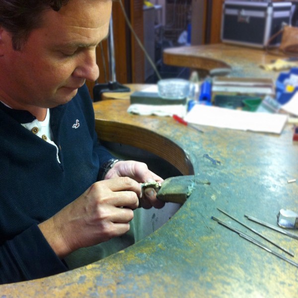 Juweeldesigner Rob Verstappen is bezig met het afwerken van de hanger