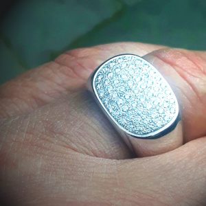 witgouden ring met 59 briljanten