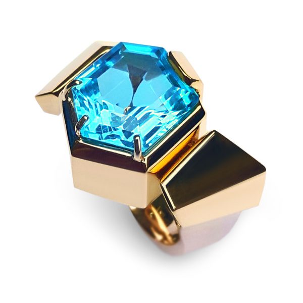 Ring met edeltopaas van boven en onder in facetten geslepen.