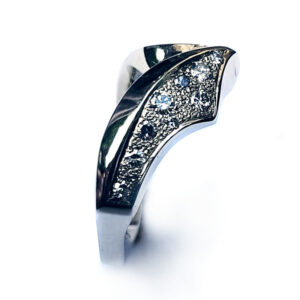 speelse ring van oud goud